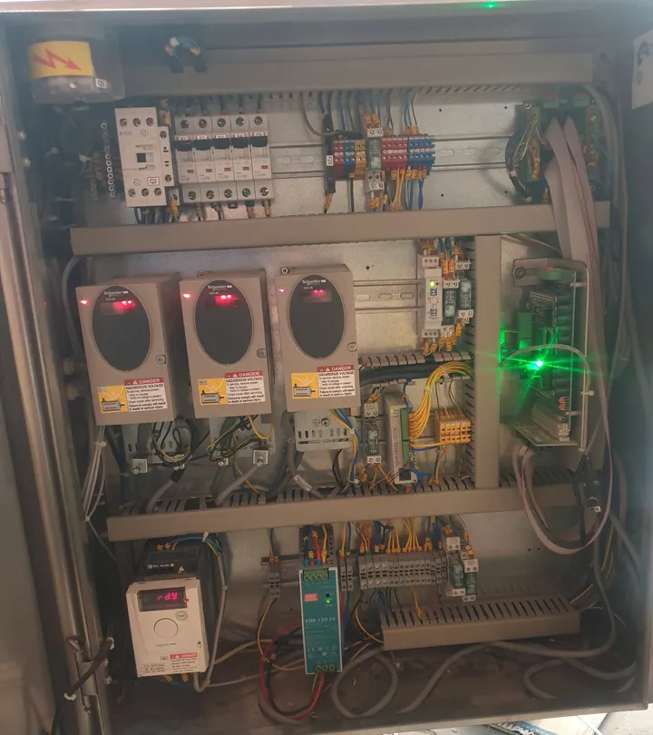 Labeling machine panel with Schneider Electric stepper drives, an Altivar drive, a Delta PLC and a MEAN WELL power supply
