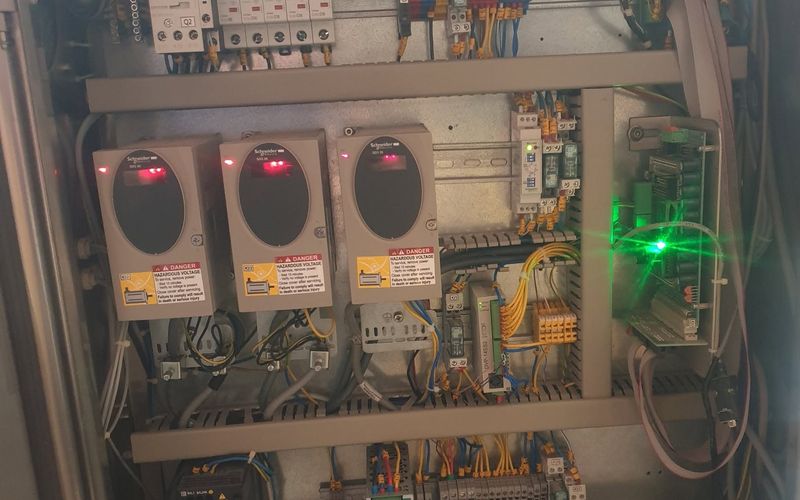 Labeling machine panel with Schneider Electric stepper drives, an Altivar drive, a Delta PLC and a MEAN WELL power supply